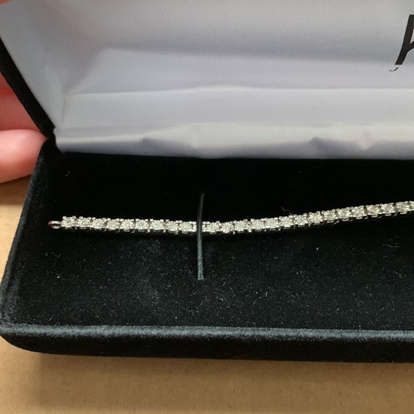 Kay Jewelers Round-Cut Diamond Tennis Bracelet 1/6 Ct 7.5” - Picture 5 of 8